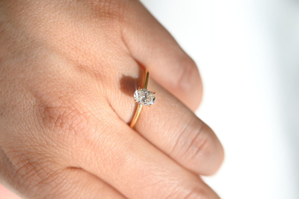 Годежен пръстен с диамант овал