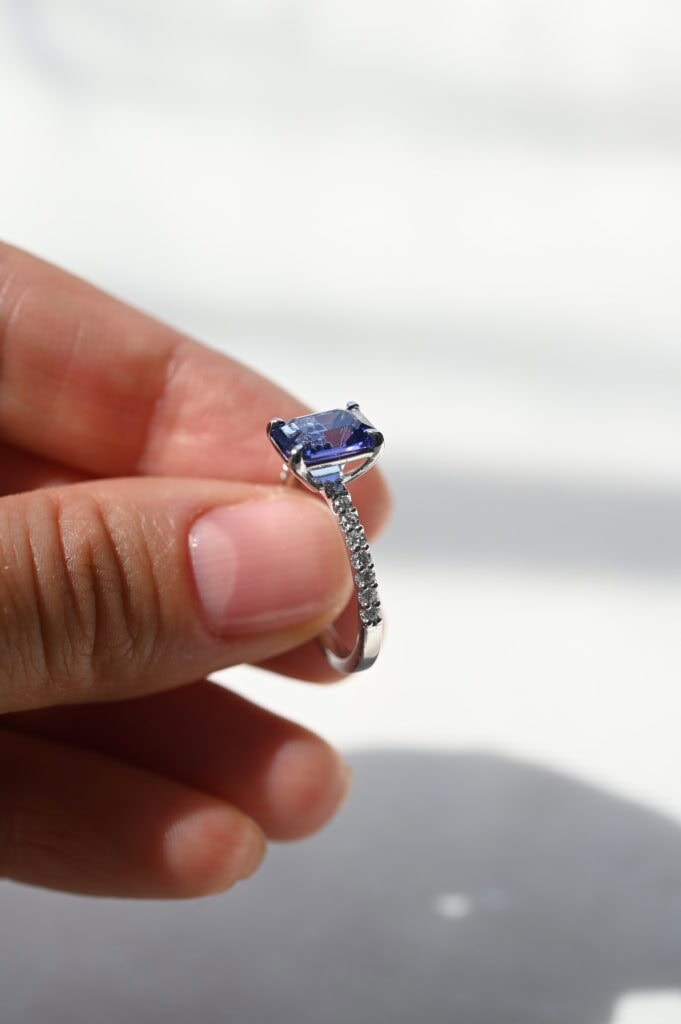 златен пръстен с танзанит и диаманти