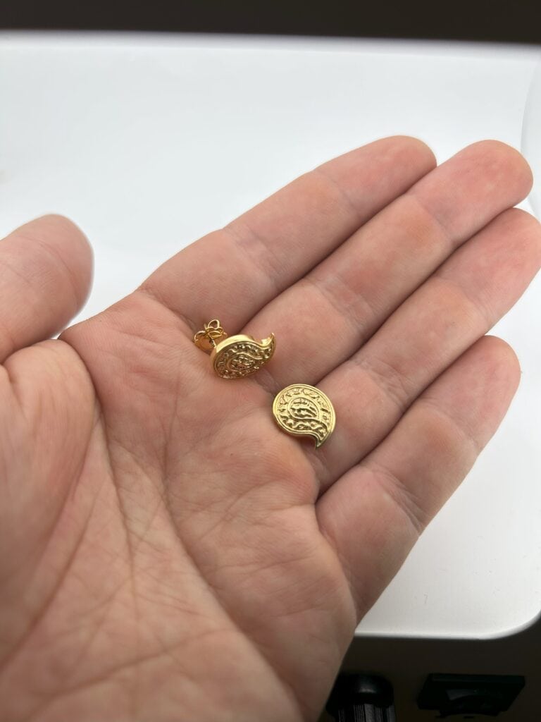 Златни обици пафти