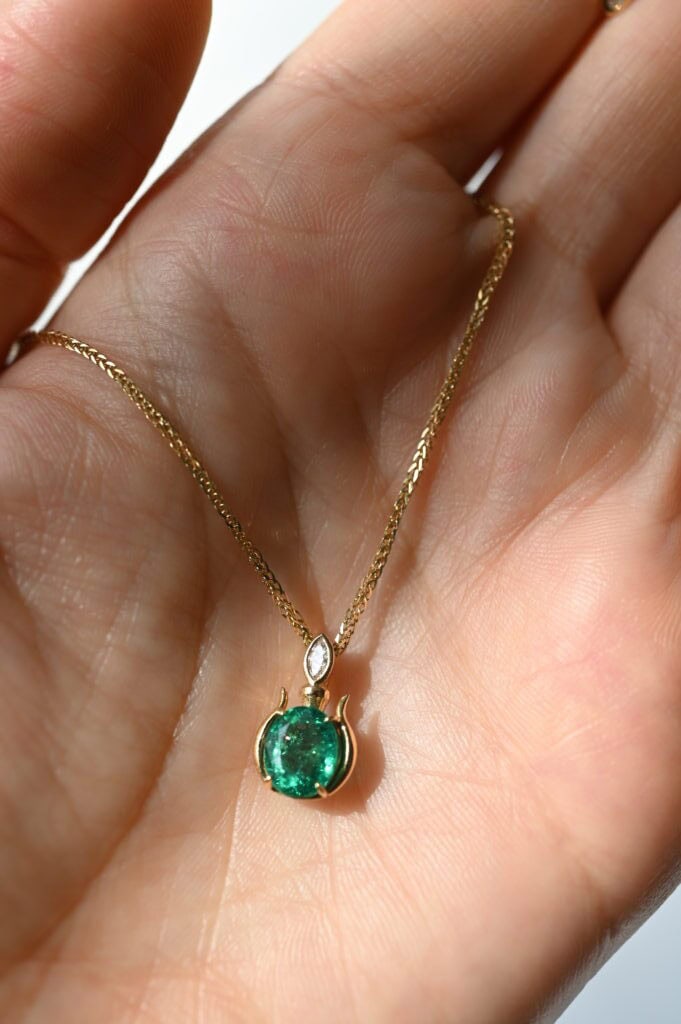 Златна висулка с изумруд и диамант