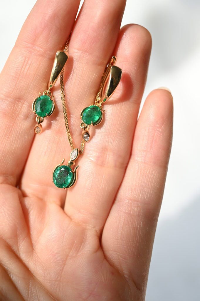 Комплект обици и висулка с Изумруди