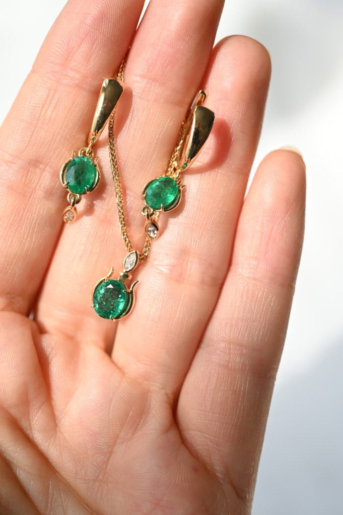 Висулка и обици с изумруди