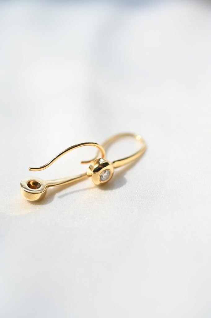 Обици с диаманти в плътен обков