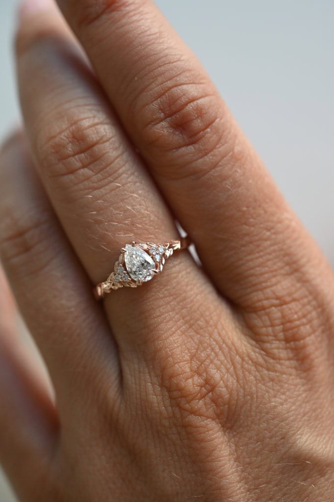 Годежен пръстен с диамант круша