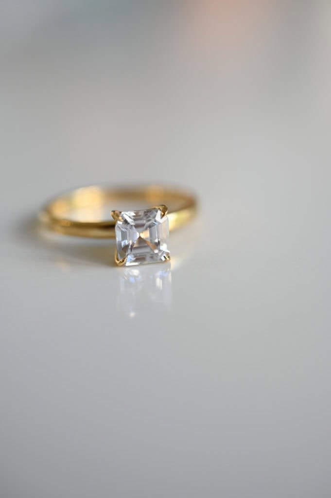 Годежен пръстен с бял сапфир