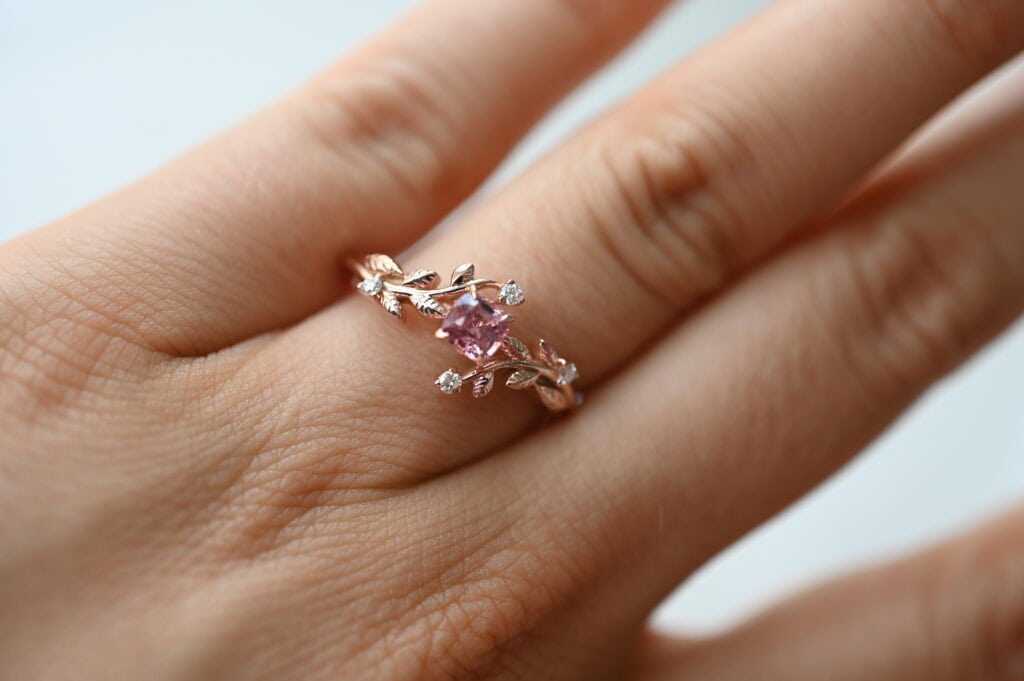 Пръстен с листа и камъчета