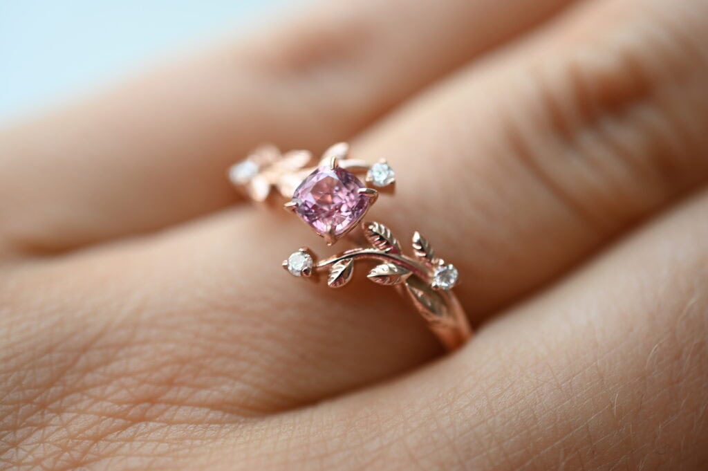 Пръстен с шпинел и листа