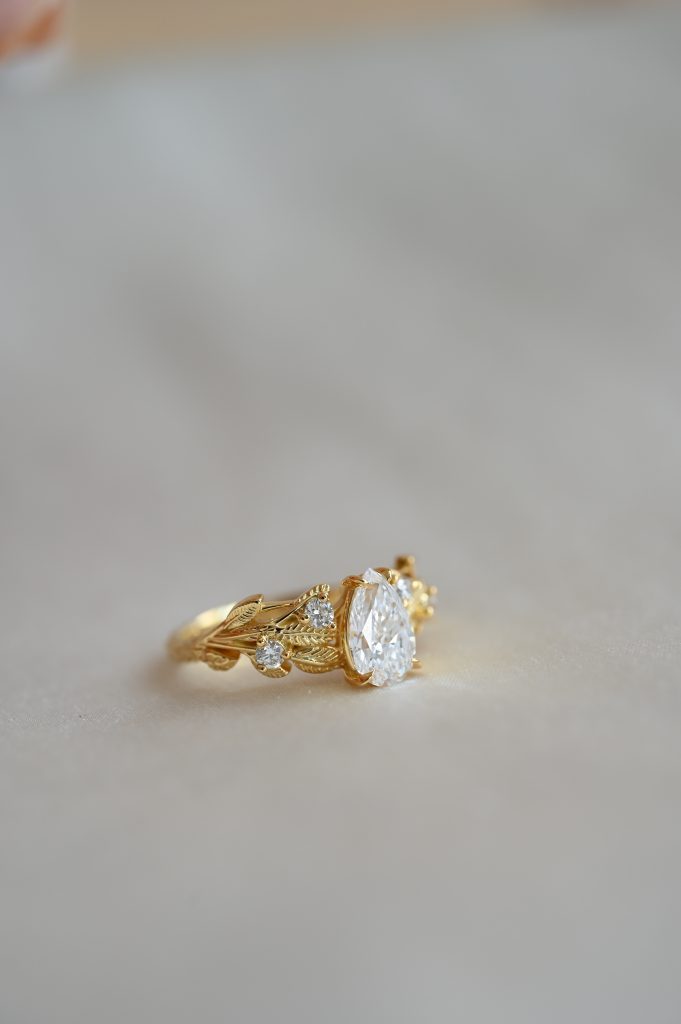 Пръстен с листа и камъни