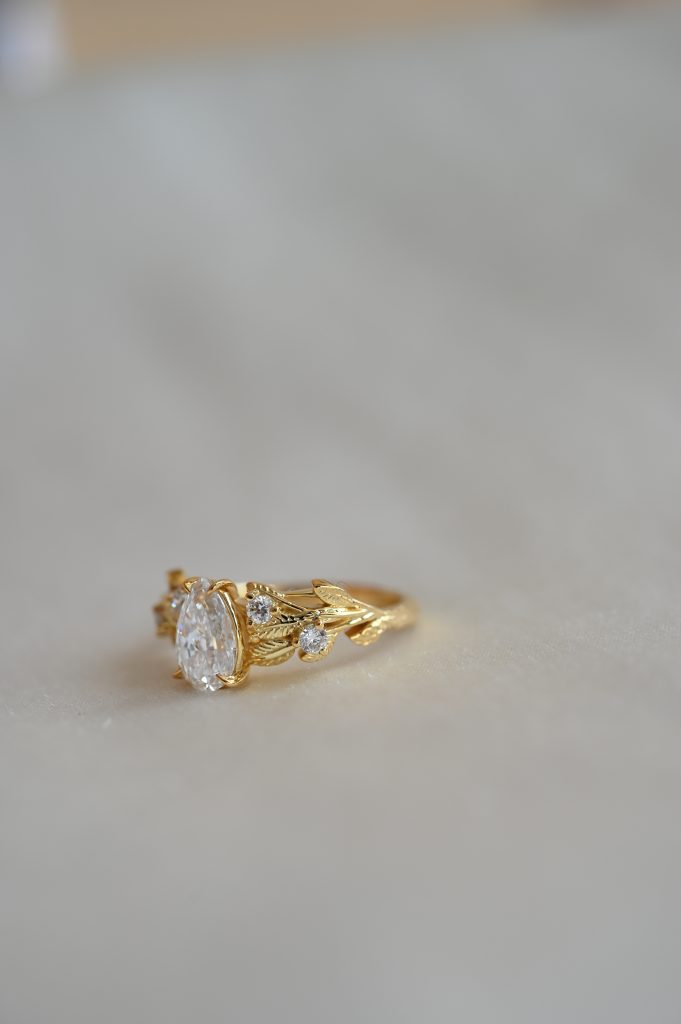 Флорален пръстен с листа