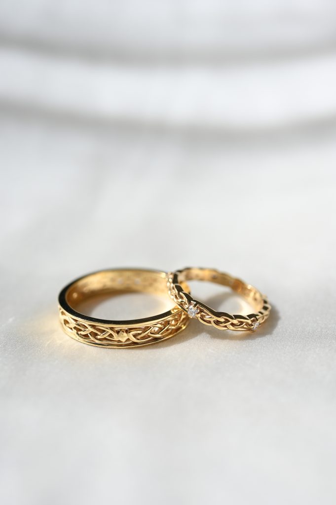 Преплетени халки с диаманти