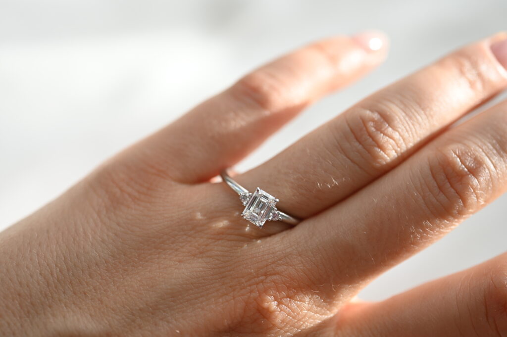 Годежен пръстен с диамант emerald cut