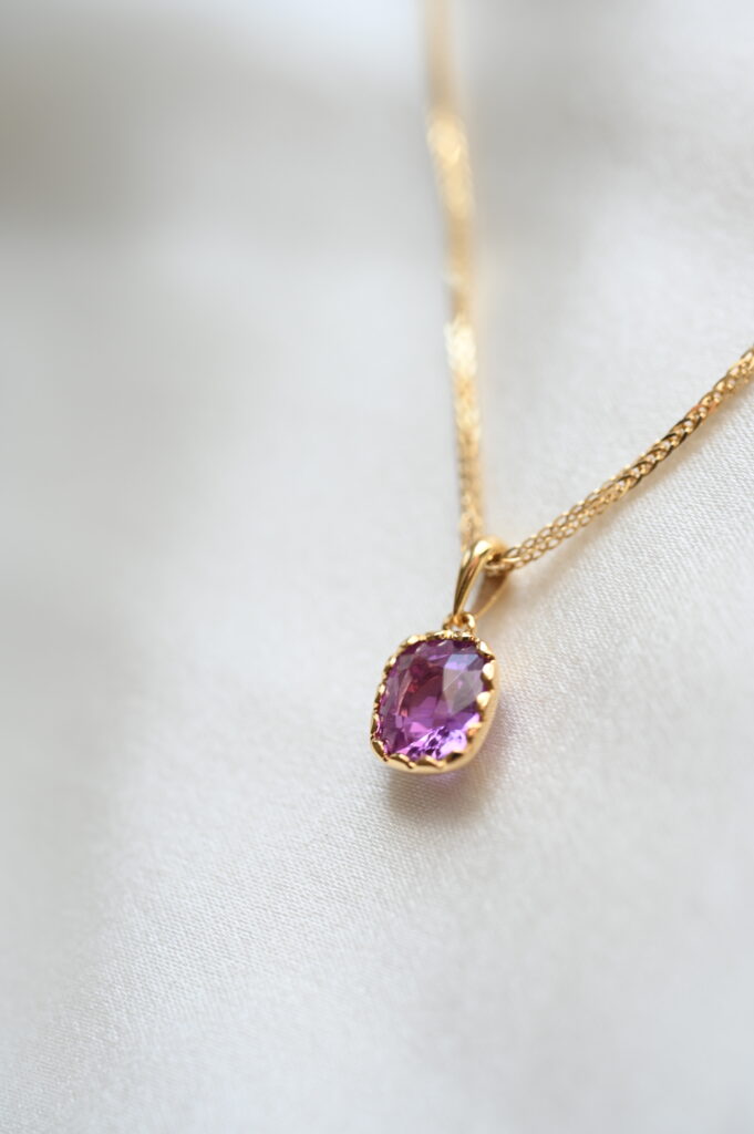 Златна висулка с естествен Лилав Сапфир 0.97ct в нежен обков